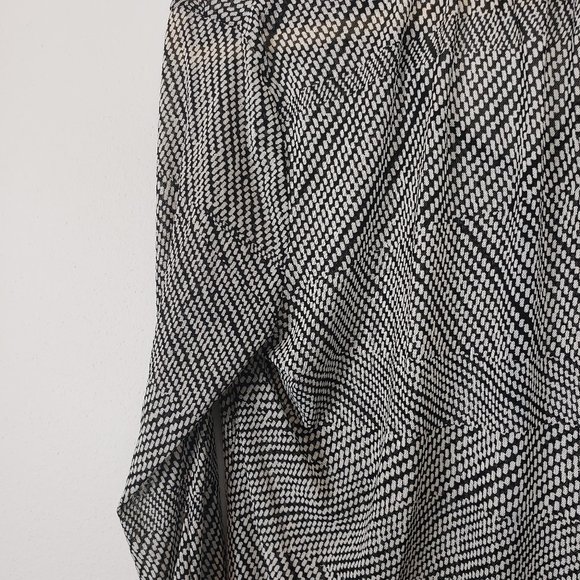 *10/$10* The Limited Black and White Blouse - Picture 4 of 4